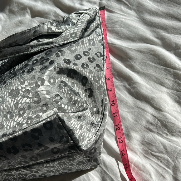 Tahari Hobo Pewter Leopard Tote Bag New With Tags Red Interior Padded Strap - Picture 10 of 12